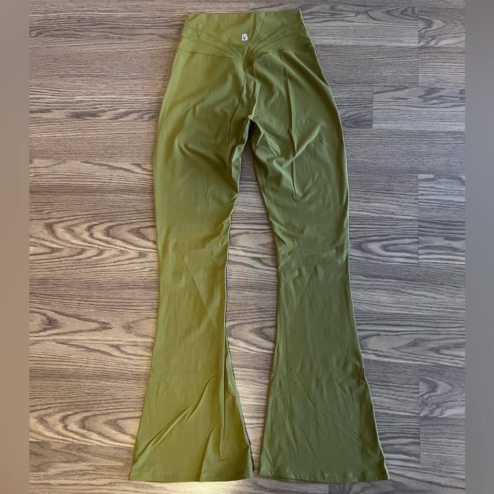 BUFFBUNNY green flared leggings 🌴🦎